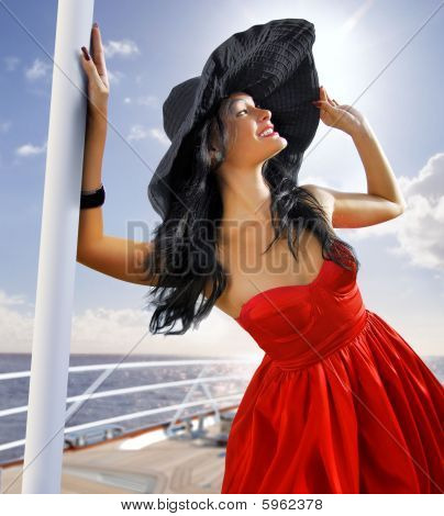schöne Frau im roten Kleid auf der yacht