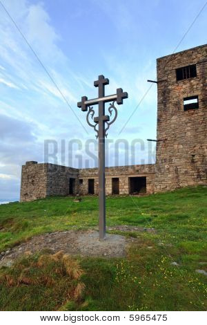 Lever du soleil montagne Observatoire ruines vue avec le christianisme Cross