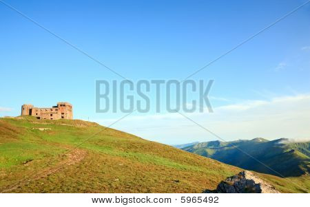 Vue sur la montagne l'été avec Observatoire ruines en haut de la montagne
