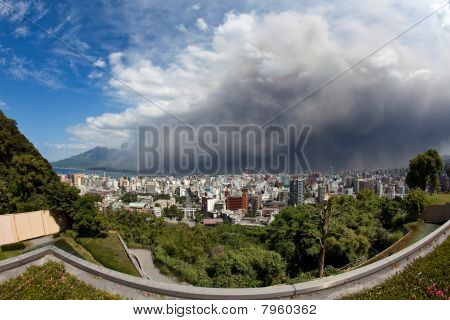 MT Sakurajima opstår, aske dækker Kagoshima City
