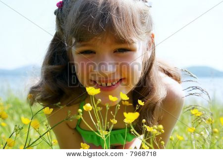 The smiling girl with flowers