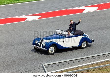 BARCELONA-9 maj: Sebastian Vettel RBR-Renault på parade af piloter før en fase af race For
