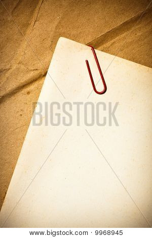 Papel vintage com clipe de papel