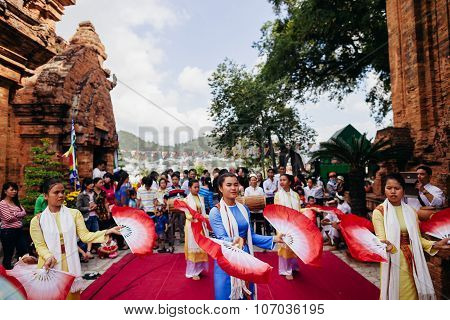 Nha Trang, Vietnam - Circa February 2015 - Unidentified Women Dance Traditional With Clay Pots On Lu