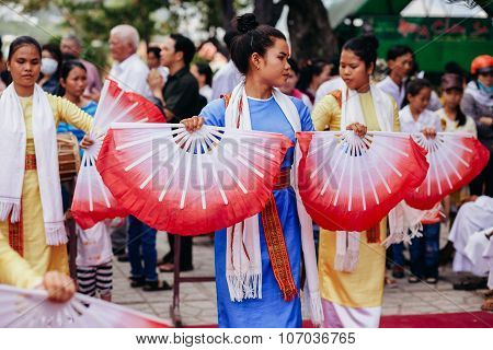 Nha Trang, Vietnam - Circa February 2015 - Unidentified Women Dance Traditional With Clay Pots On Lu