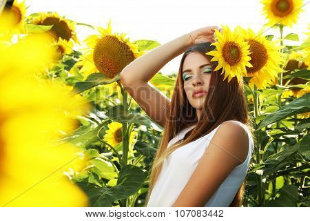 Bea?tiful girl in the sunflowers field