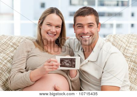 Neşeli gelecek anne bir Echography birlikte arıyorsunuz