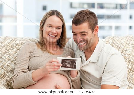 Onu Echography kocasına gösteren güzel bir hamile kadın
