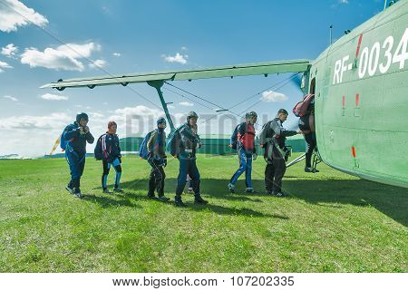 Paratroopers enter into AH-2 plane