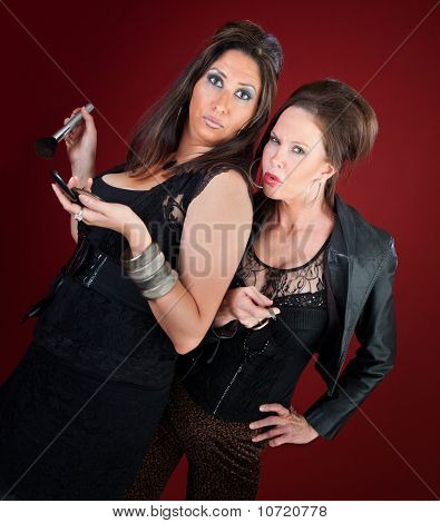 Dvě ženy hospodyňky styl Jersey udělat make-up a nehty