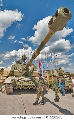 Self-propelled 152 mm howitzer 2S19 MSTA-S