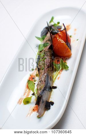 Typical tuna tapa in a small white dish.