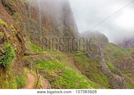 Hiking Trail Passage Pico Arieiro To Pico Ruivo - Path Along Abyss