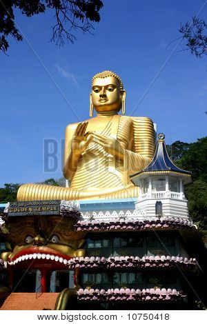 รูปปั้นทองของวัดในพระพุทธศาสนา