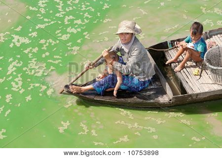 Boatpeople in Tonle Sap See in Kambodscha