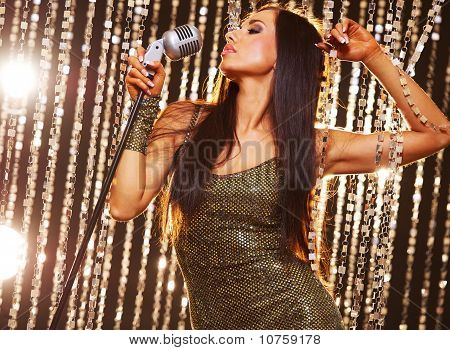 Belle chanteuse brune sur une scène