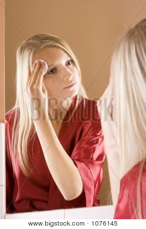 Reflexe mladé ženy Blone odstranění make-upu