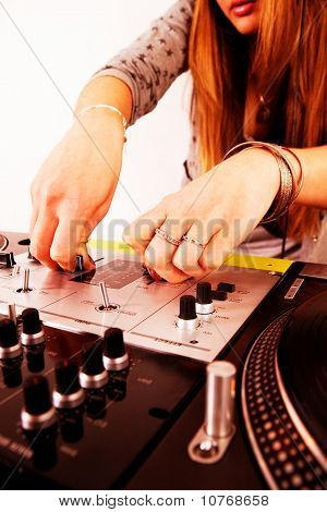 女 Dj 播放乙烯基的手