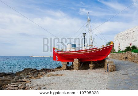 Das berühmte rote Boot-Restaurant auf der Insel Mykonos am Meer... Griechenland.