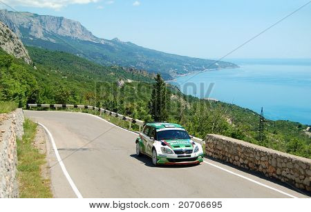 YALTA, Ucrania - 04 de junio: Juho Hanninen conducir su Skoda Fabia Súper 2000 durante el evento IRC Yalt