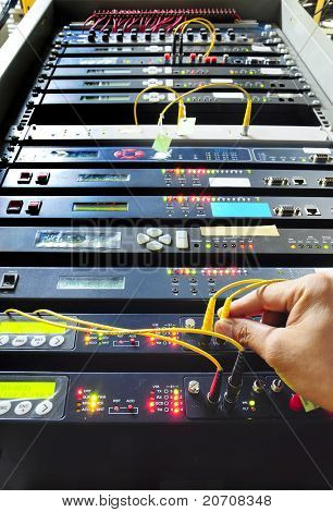 hånd arbejder på kommunikation og internet network server