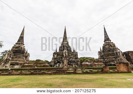 The three Chedis of Wat Phra Si Sanphet Ayutthaya, Historical Park has been considered a World Heritage Site on December 13th, 2534 in the historic city of Ayutthaya. is a tourist destination.