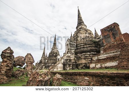 The three Chedis of Wat Phra Si Sanphet Ayutthaya, Historical Park has been considered a World Heritage Site on December 13th, 2534 in the historic city of Ayutthaya. is a tourist destination.