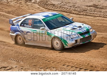 Rostov, Rússia - 05 de setembro: Uriy Volkov dirige carros de Subaru Impreza durante Rostov Velikiy Rússia