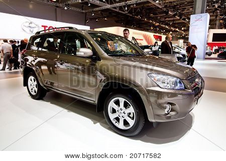 มอสโก รัสเซีย - 25 สิงหาคม: รถจี๊ปสีน้ำตาลรถยนต์ Tayota Rav 4 ที่มอสโกนิทรรศการนานาชาติ Interaut