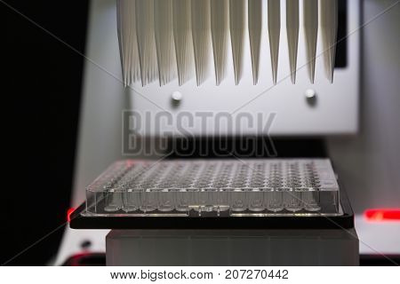 Liquid handle device for laboratory ; selective focus