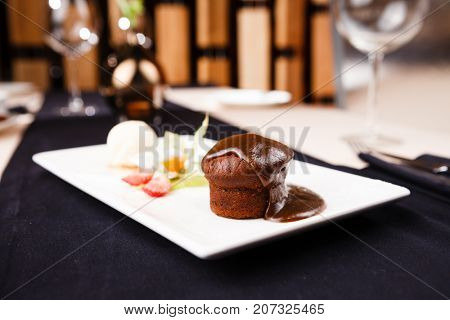 Sticky toffee with dattels, caramel sauce and ice cream