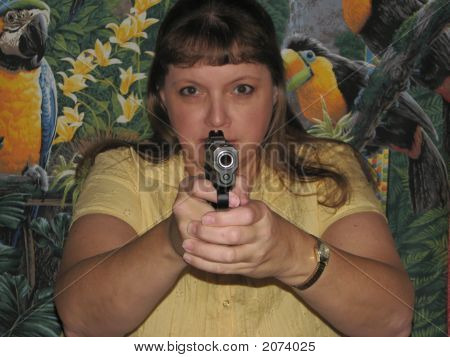 瞄准枪的女人