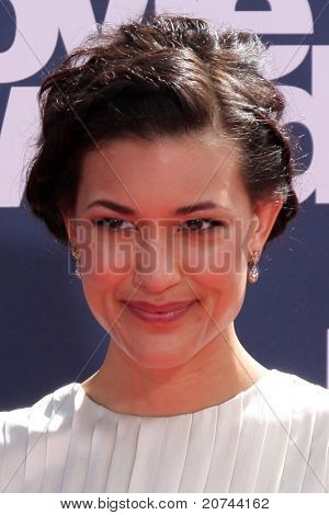 LOS ANGELES - 5 de JUN: Julia Jones chegando ao MTV Movie Awards de 2011, no Gibson Amphitheatre, em