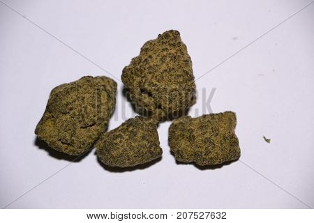 moonrocks are cannabis buds that are dipped in hash oil then rolled in kief