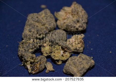 moonrocks are cannabis buds that are dipped in hash oil then rolled in kief