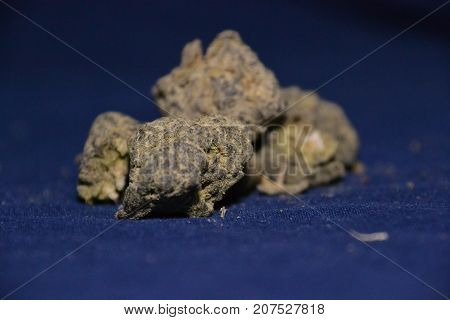 moonrocks are cannabis buds that are dipped in hash oil then rolled in kief