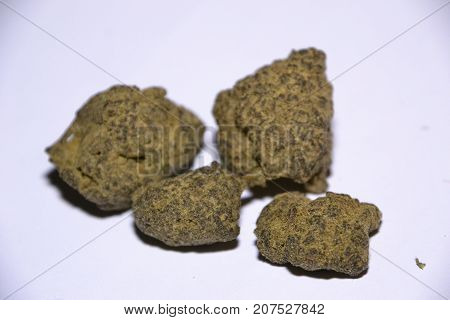 moonrocks are cannabis buds that are dipped in hash oil then rolled in kief