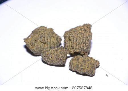 moonrocks are cannabis buds that are dipped in hash oil then rolled in kief