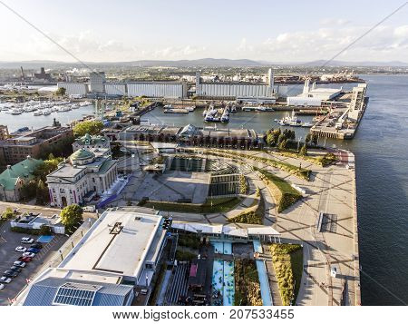 Helikopter Aerial view of outdoor Theater and the Old Port in Quebec City Canada