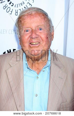 LOS ANGELES - JUN 7: Dick Van Patten dorazí na Debbie Reynolds Hollywood Memorabilia Collectio