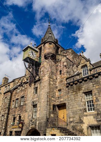 EDINBURGH, SCOTLAND - JULY 28: The Tolbooth Tavern on the Royal Mile on July 28, 2017 in Edinburgh, Scotland. The Royal Mile has many historic pubs.