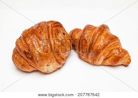 An buttercake with raisins and croissant is made of puff pastry