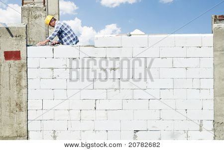 pedreiro de trabalhador de pedreiro de construção fazendo uma alvenaria com argamassa de cimento e espátula