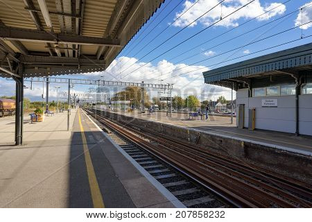 Didcot, UK. 8th October 2017. Newly installed overhead live wires are now in place on the great western mainline at Didcot Parkway. Soon, new class 800 Intercity express electric trains will operate.