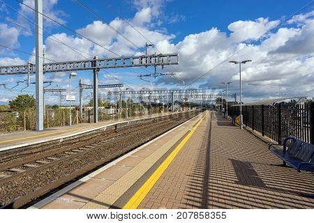 Didcot, UK. 8th October 2017. Newly installed overhead live wires are now in place on the great western mainline at Didcot Parkway. Soon, new class 800 Intercity express electric trains will operate.