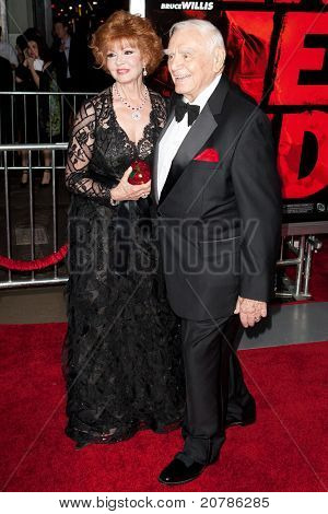 HOLLYWOOD, CA. - 11 okt: Tova Borgnine (L) & Ernest Borgnine ankommer til Los Angeles særlige uren