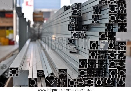 una pila de un perfiles estructurales de aluminio