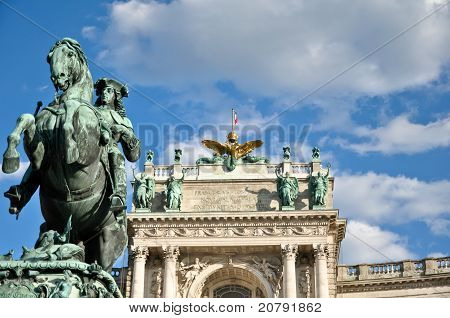 Escultura del príncipe Eugen delante de Hofburg de Viena