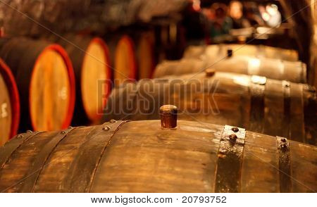 gamle vinkælder med tønder