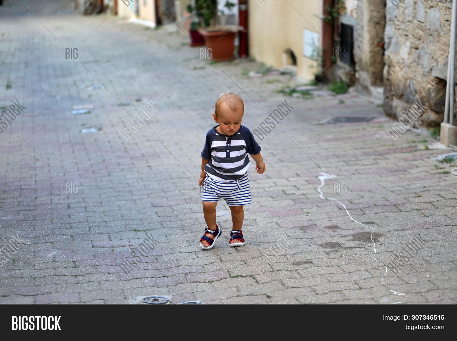 when a baby boy should start walking